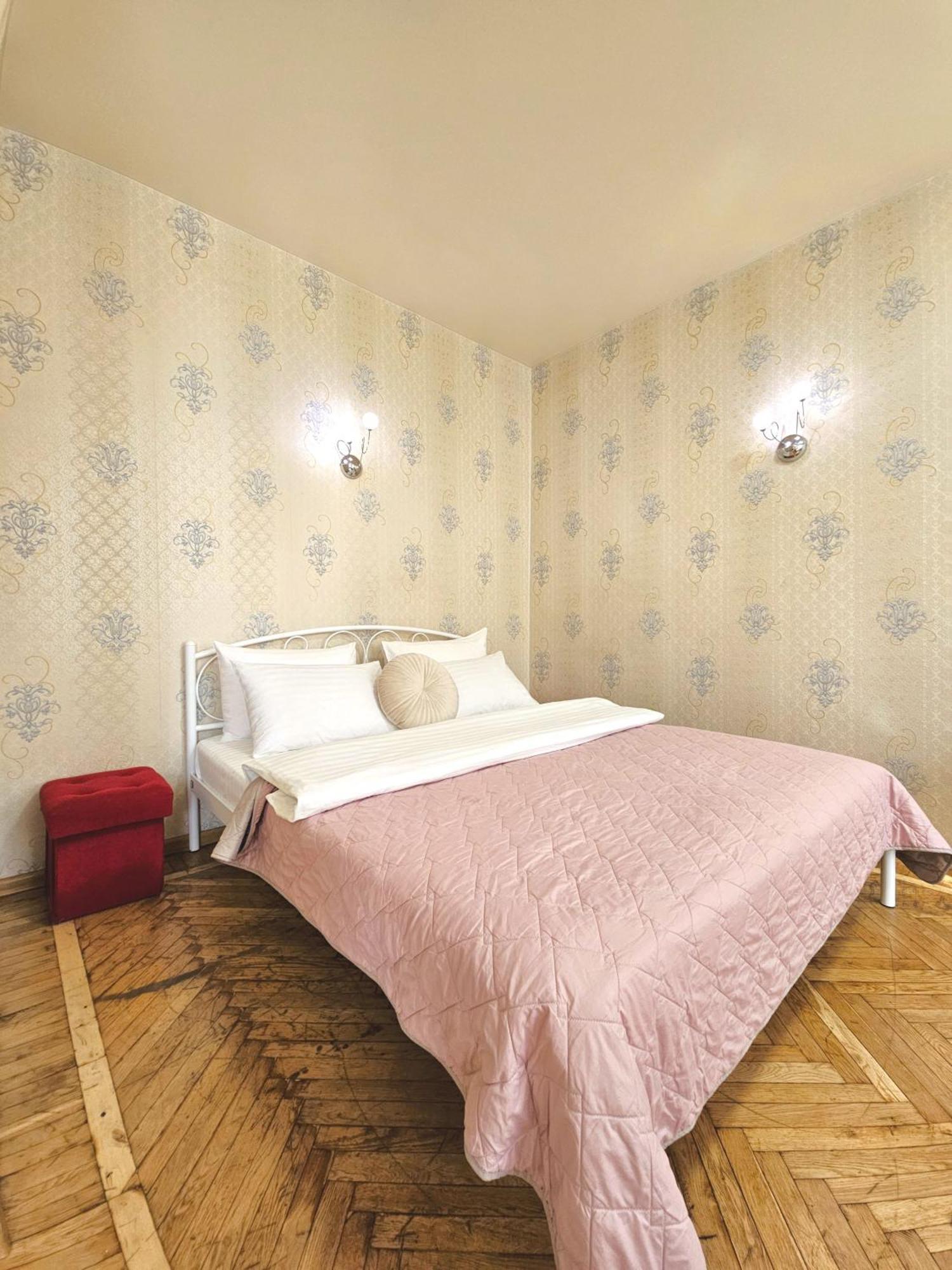 Apartment Alex Apartments: 2-room Flat With Private Parking Near Tsum